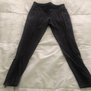 Fabletics leggings in dark gray w black waist 2 front zippers pockets & bottom